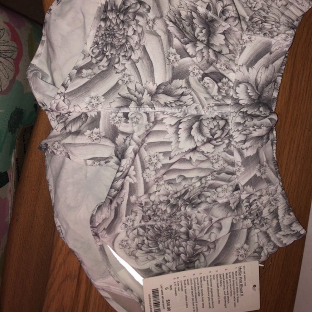 lululemon hotty hot shorts NWT